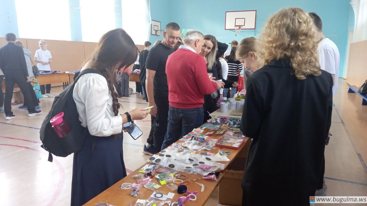 Школьники Бугульмы собрали 430 тысяч рублей на благотворительной ярмарке в поддержку участников СВО