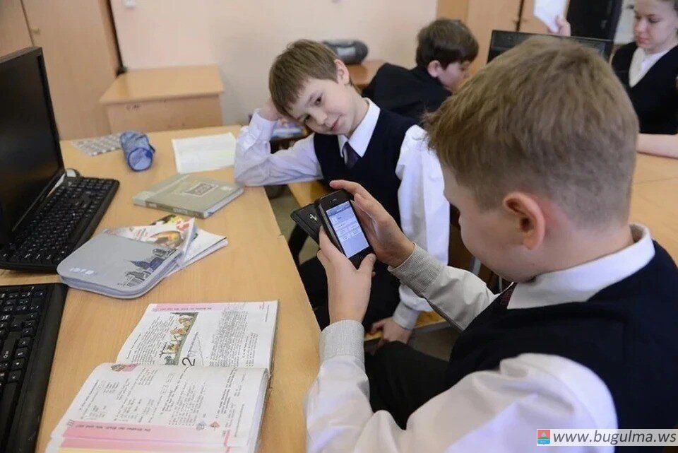 Путин подписал закон об ограничении использования смартфонов на уроках