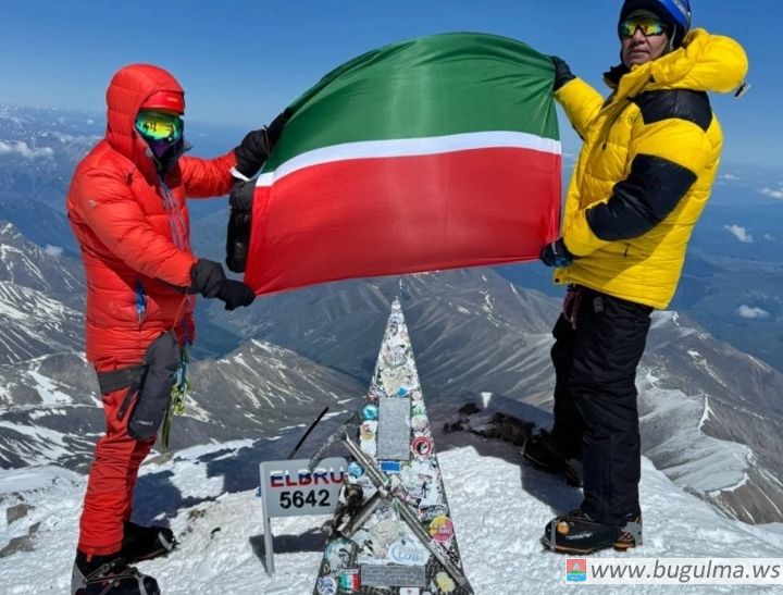 Челнинцы подняли на вершину Эльбруса флаг Татарстана и чак-чак