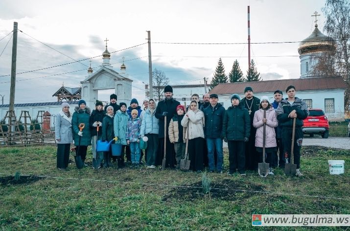 На территории Казанско-Богородицкого монастыря посадили деревья.