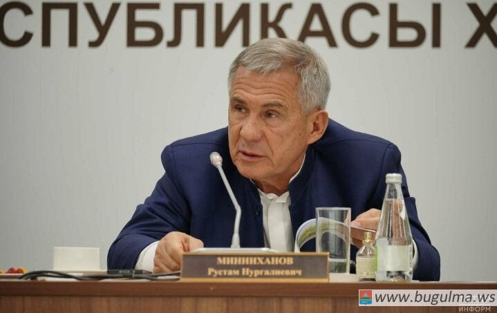 Рустам Минниханов потребовал от чиновников быть в постоянном контакте с татарстанцами.