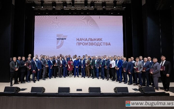 В Высшей школе нефти вручили дипломы.