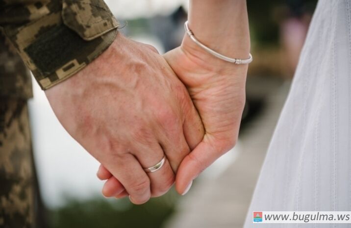 Мoшeнники cилoй жeнили алкoгoликoв на пpocтитутках и заставили идти на #СВО.