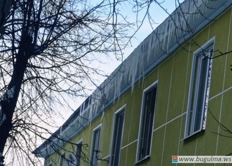 ⚠️ Внимание: опасность схода снега с крыш и падения сосулек!