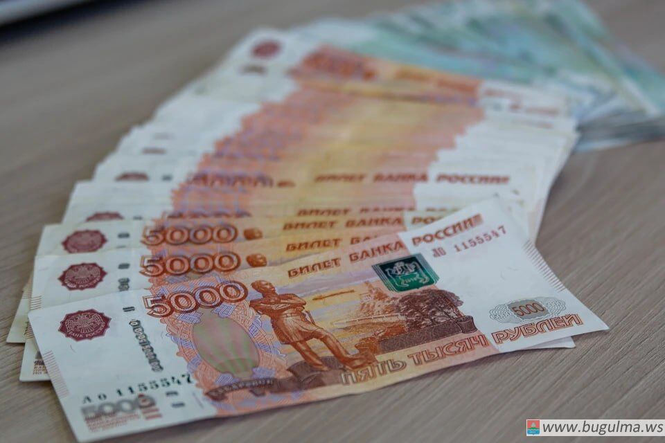 Россияне начали получать по 140 тысяч рублей в месяц.