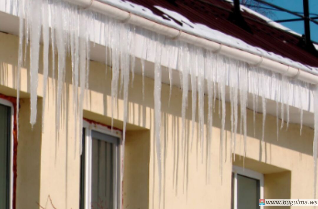 ⚠️Бугульминцы, осторожно, сход снега с крыши!